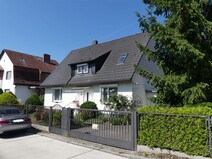 20 - Straßenansicht mit Toreinfahrt