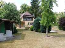 03 - Rückansicht mit Garten und Neb