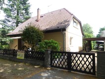 07 - Straßenansicht mit Carport