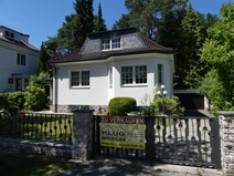 03 - Straßenansicht mit Einfahrt Ga