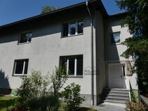 14 - Straßenansicht mit Hauseingang