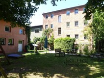 05 - Hausansicht mit Garten und Neb