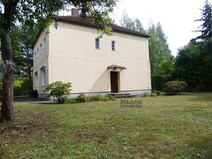 02 - Bild Hausansicht mit Garten un