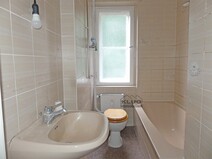 18 - Wannenbad WC Wohnung im OG