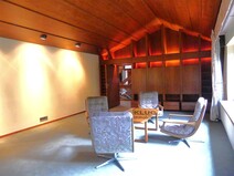 14 - Wohnzimmer mit beleuchteter Sc