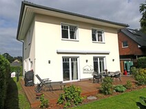 02 - Hausansicht mit Terrasse