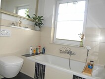 14 - Badewanne im Bad im OG