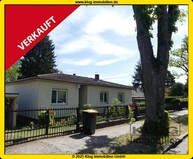 VERKAUFT! Hermsdorf! Gepflegter Massivbungalow in idyllischer Fließtallage mit zwei Garagen
