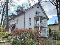 24 - Seitlich Vorderansicht mit Hauseingang