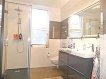 11 - Modernes Duschbad WC im EG