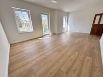 04 - Wohnzimmer mit Balkon