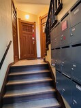 06 - Treppenhaus mit Briefkästen HH