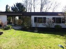 02 - Hausansicht mit Garten