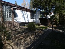 04 - Hausansicht und Vorgarten mit