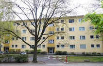 02 - Straßenansicht mit Hauseingang
