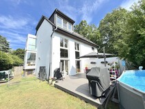 02 - Sonnige Terrassenansicht