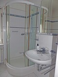11 - Dusche u. Waschbecken
