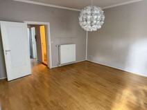 10 - Wohnzimmer mit Blick in den Flur