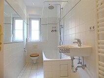 10 - Wannenbad WC mit Fenster