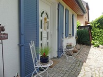 02 - Eingangsbereich mit Fensterläd