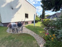 16 - Neben dem Haus
