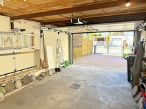 13 - Garage