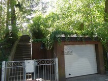 06 - Straßenansicht Eingangstor und
