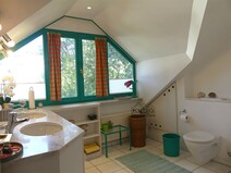 28 - Großes Bad mit Dusche im OG li