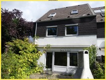 01 - Rückansicht mit Terrasse u. Gr