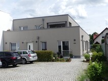 02 - Hausansicht mit Parkflächen