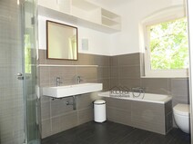 09 - Modernes Bad WC mit Badewanne