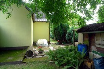 04 - Rückansicht mit Schuppen u. Te