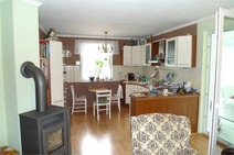 04 - Wohnbereich mit offener Küche