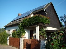 04 - Straßenansicht mit Solaranlage