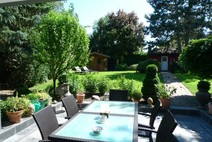 03 - Sonnenterrasse mit Gartenblick