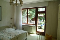 07 - Schlafzimmer mit Ausgang in de