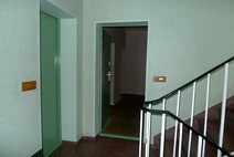 10 - Treppenhaus mit Eingangstüren