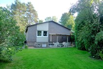 02 - Rechte Giebelansicht mit Garte