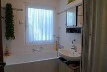 11 - Komfortbad mit Badewanne u. Du