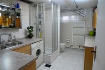 16 - Modernes Duschbad-WC im Keller