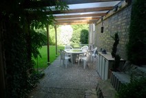 24 - Überdachte Seitenterrasse