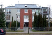 06 - Straßenansicht mit Hauseingang