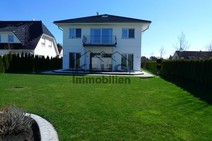 03 - Rückansicht mit Garten