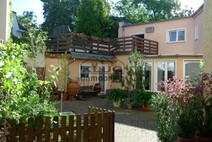 02 - Außenansicht mit Balkon u. Hof